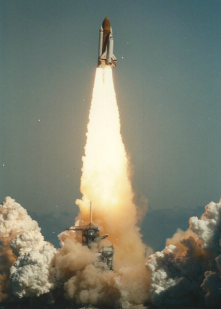 Illustration for article titled Long-Forgotten Photographs Reveal Challenger Disaster As It Happened